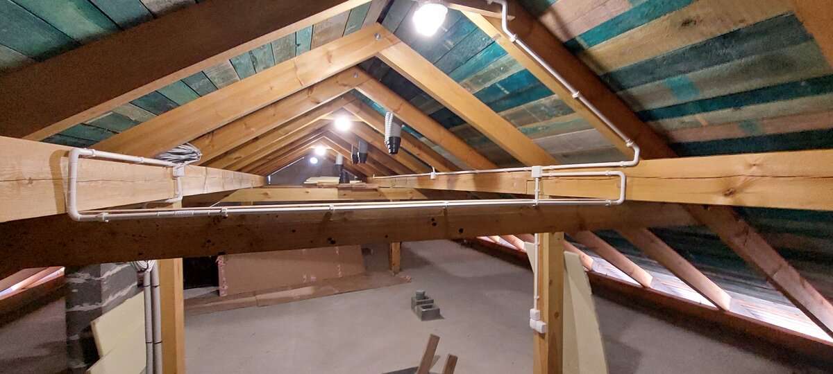 Instalacja na poddaszu - przewody w korytach