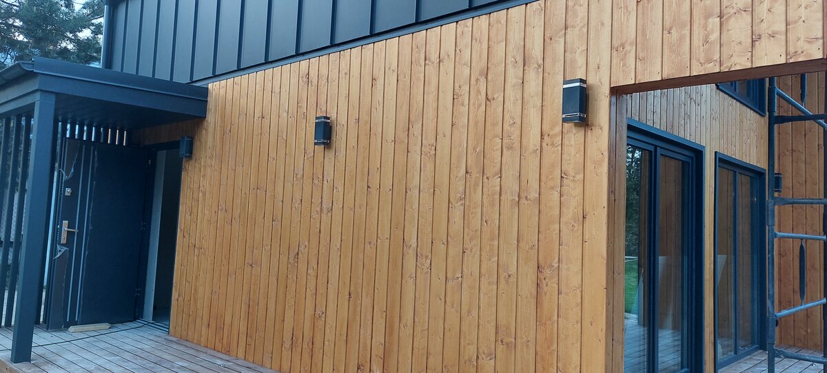 Oświetlenie elewacji drewnianej - kinkiety LED