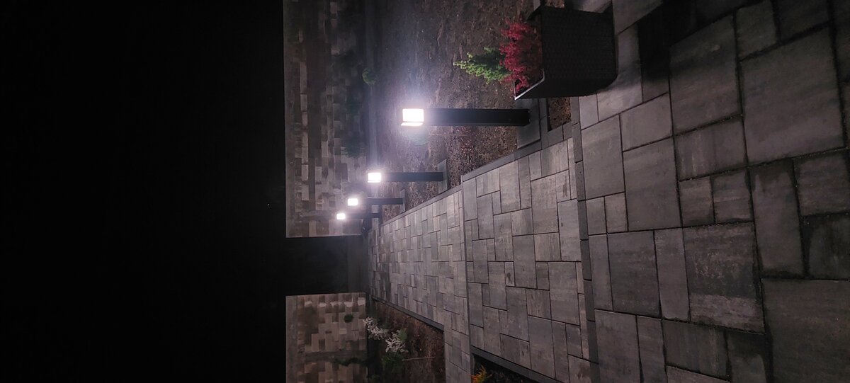 Oświetlenie ogrodowe LED - ścieżka z lampkami słupkowymi